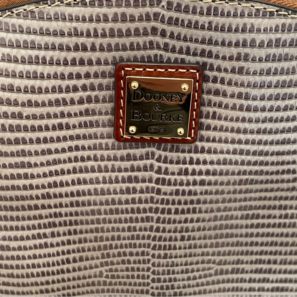 ❌SOLD❌ Dooney & Bourke Lizard Embossed Suki Crossbody Taupe - Picture 3 of 6